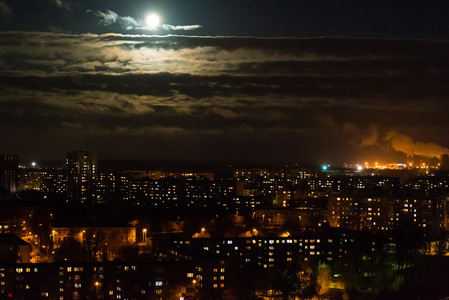 城市满月在夜晚的城市天际线上升的满月照片
