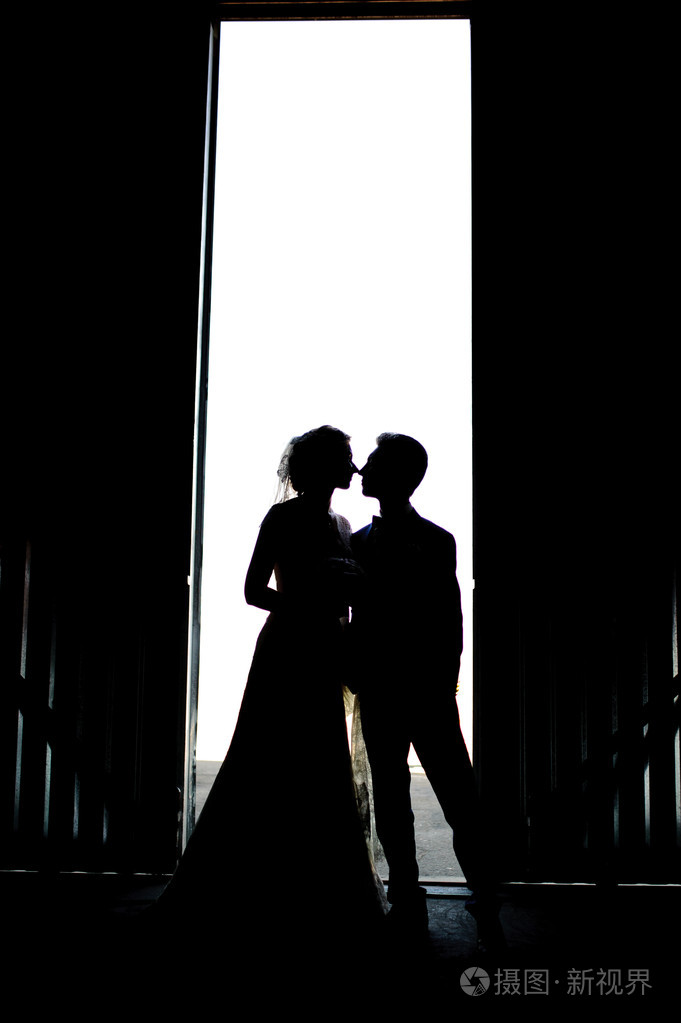 新娘和新郎在婚礼上亲吻剪影