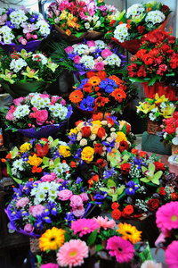 五颜六色的鲜花，在花卉市场上出售