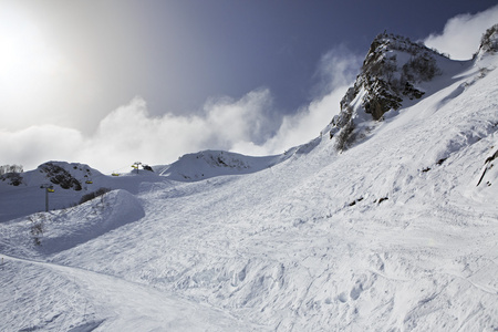 高加索山脉的斜坡上的山 skitrack