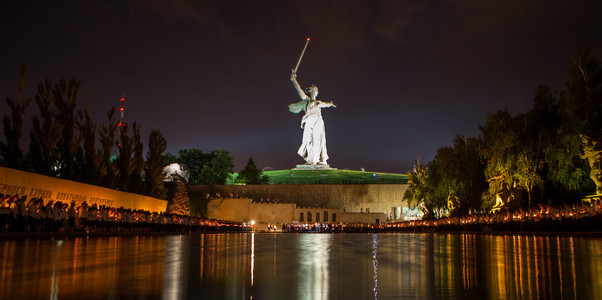 马马耶夫山 monumentsat 夜,伏尔加格勒俄罗斯照片