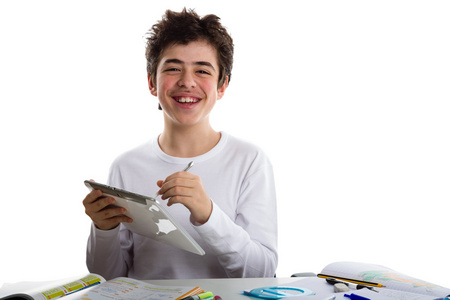 快乐的小男孩在平板电脑上做作业的时候写