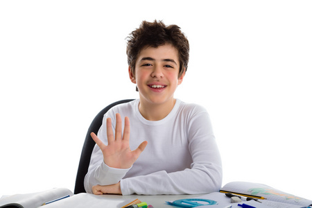 少年男孩在家庭作业空白书微笑和显示5号