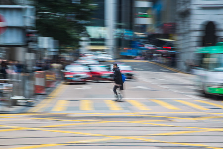 运动模糊背景拥挤的人住在城市