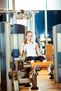健身房的腿延长锻炼锻炼女人室内