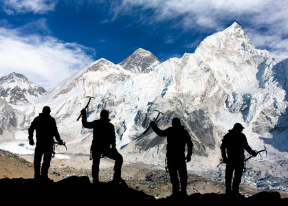 从卡拉 Patthar 和轮廓的男子登上珠穆朗玛峰