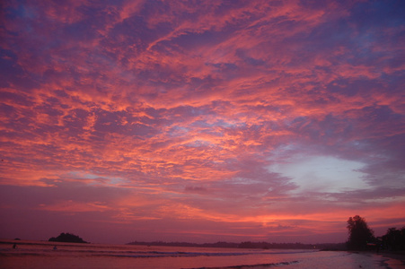 在海滩上美丽的夕阳