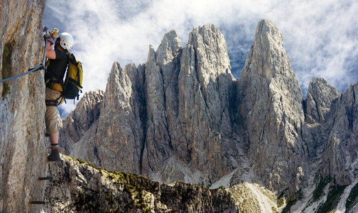 通过 ferrata 或 klettersteig 在意大利登山