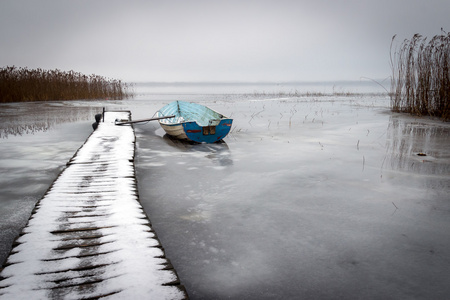 老船冬天结冰的湖面图片