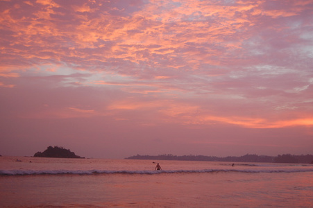 在海滩上美丽的夕阳