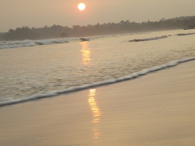 在海滩上美丽的夕阳