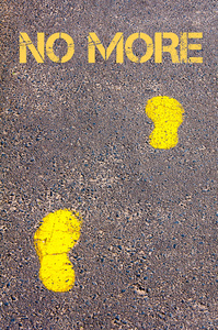 黄色的脚步声，在人行道上走向没有更多消息