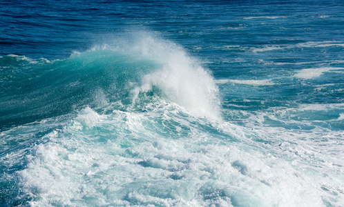 冷冻的大浪在海上运动图片
