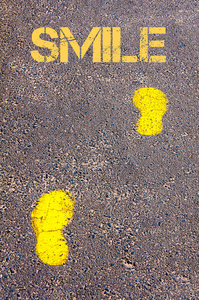 黄色的脚步声，在人行道上走向微笑消息