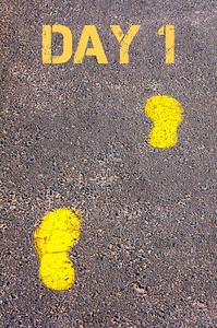 黄色的脚步声，在人行道上走向天 1 消息