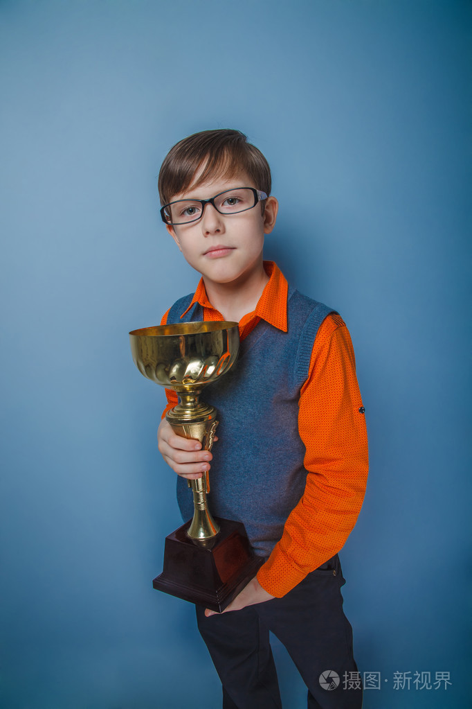 欧洲人的小男孩的十年中眼镜奖励, 愉悦, c