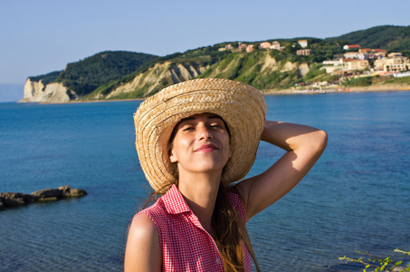 年轻女子在帽子里享受休假时间
