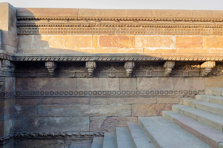 岩石在艾哈迈达巴德的 Adalaj Stepwell 上精心的设计