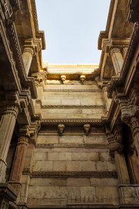 阳光照耀在艾哈迈达巴德的 Adalaj Stepwell