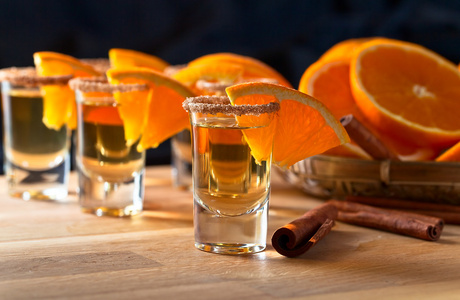 橙色和肉桂的龙舌兰酒