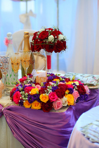 在节日的餐桌上的婚礼花束图片
