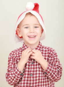 小男孩身穿圣诞老人帽子