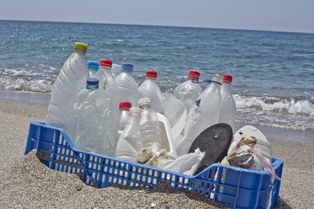 在海滩上，塑料垃圾