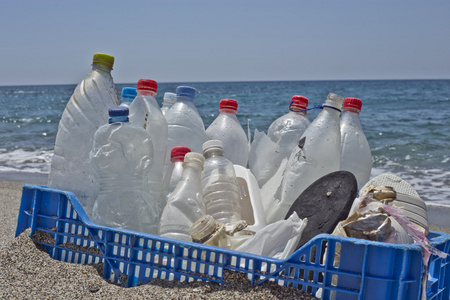 在海滩上，塑料垃圾