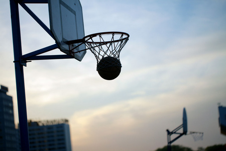 在日落时打篮球