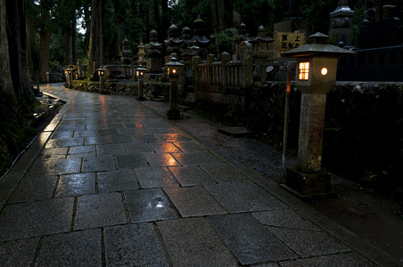 在晚上的坟墓图片