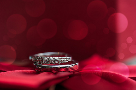 两个结婚戒指上的红色背景与景