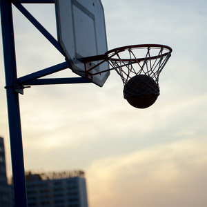 在日落时打篮球