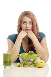 在节食，吃有机健康的沙拉 一个苹果和一个完美的身体新鲜果蔬汁的女人。健康生活的绿色食品。节食是硬