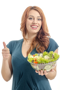 幸福的女人吃沙拉。保持与绿色沙拉饮食和审批有机生食的女人