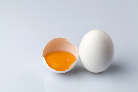 白色的鸡蛋和一个鸡蛋清的一半图片