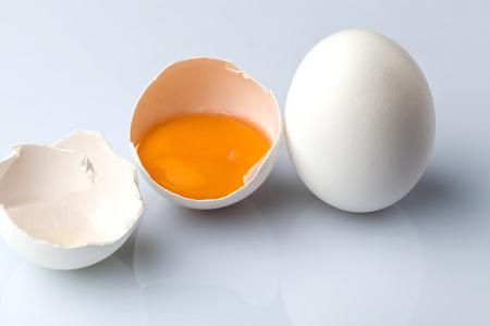 白色的鸡蛋和一个鸡蛋清的一半