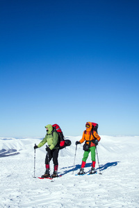 在山里徒步旅行带着背包和帐篷雪的冬天