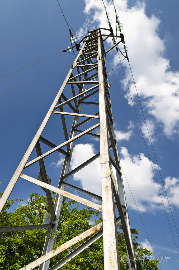 高压电线杆和蓝色和多云的天空
