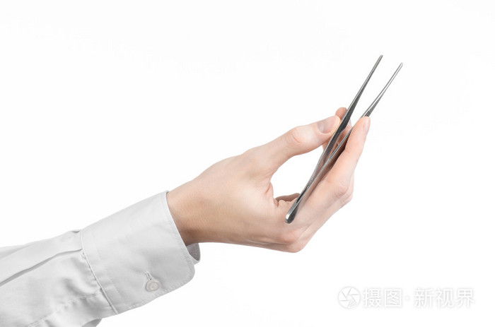 手术和医疗主题医生手拿着镊子在工作室中的白色背景上孤立