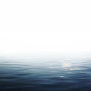 平静的大海和蓝天清晰图片