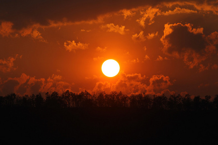 橘黄色的夕阳在山图片