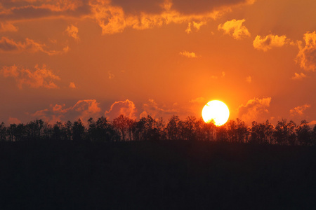 橘黄色的夕阳在山