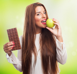 女人吃苹果而不是巧克力