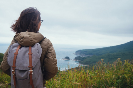 徒步旅行者女人望著远方到岛