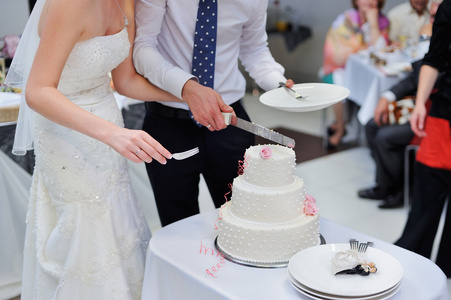 新娘和新郎在婚礼上祝词切婚礼蛋糕