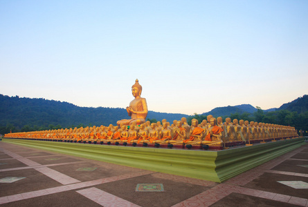 在美丽的钼的宗教寺庙大佛