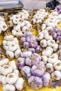 大蒜，在 Nyons，法国罗纳阿尔卑斯大区的市场