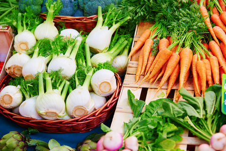 茴香和胡萝卜放在巴黎的农夫市场