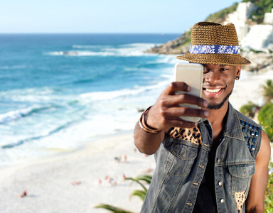年轻的非洲裔美国人采取拍照在沙滩上