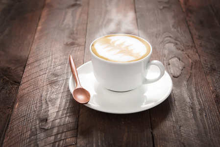 咖啡杯和碟木桌子上